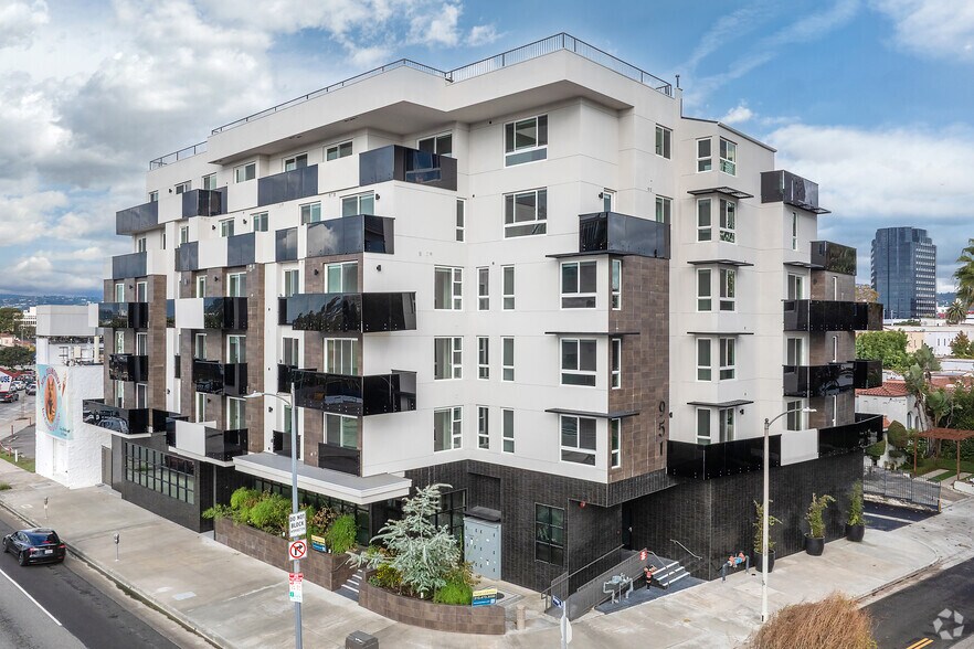 951 Ogden Ave, Los Angeles, CA à louer - Photo du bâtiment - Image 3 de 105