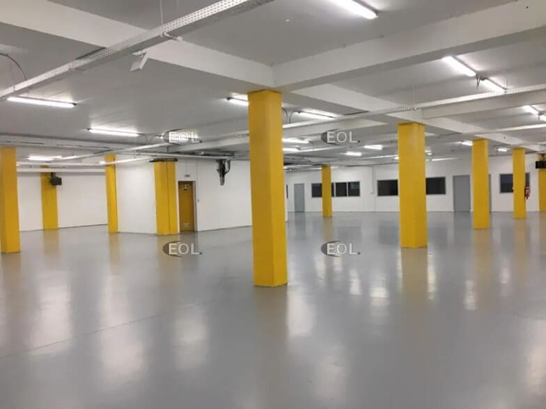 Flex in Créteil for lease - Interior Photo - Image 2 of 5