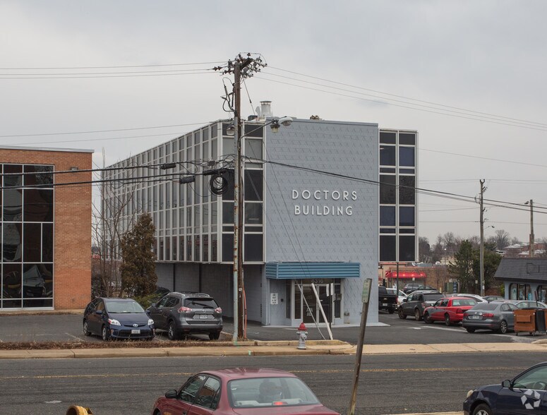 6316 Castle Pl, Falls Church, VA à louer - Photo du bâtiment - Image 2 de 12