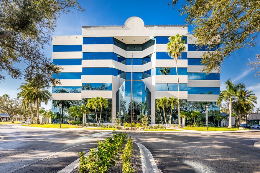 18501 Murdock Cir, Port Charlotte, FL à louer - Photo du bâtiment - Image 2 de 22