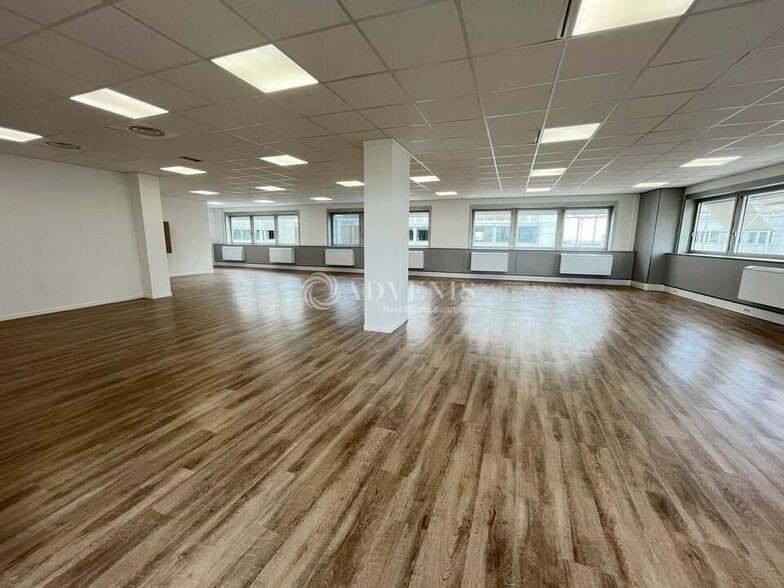 Office in Tremblay-en-France for lease - Building Photo - Image 2 of 7