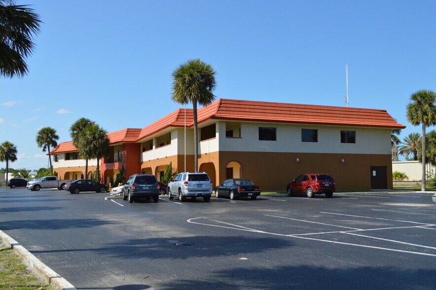 551 S Apollo Blvd, Melbourne, FL à louer - Photo principale - Image 1 de 13