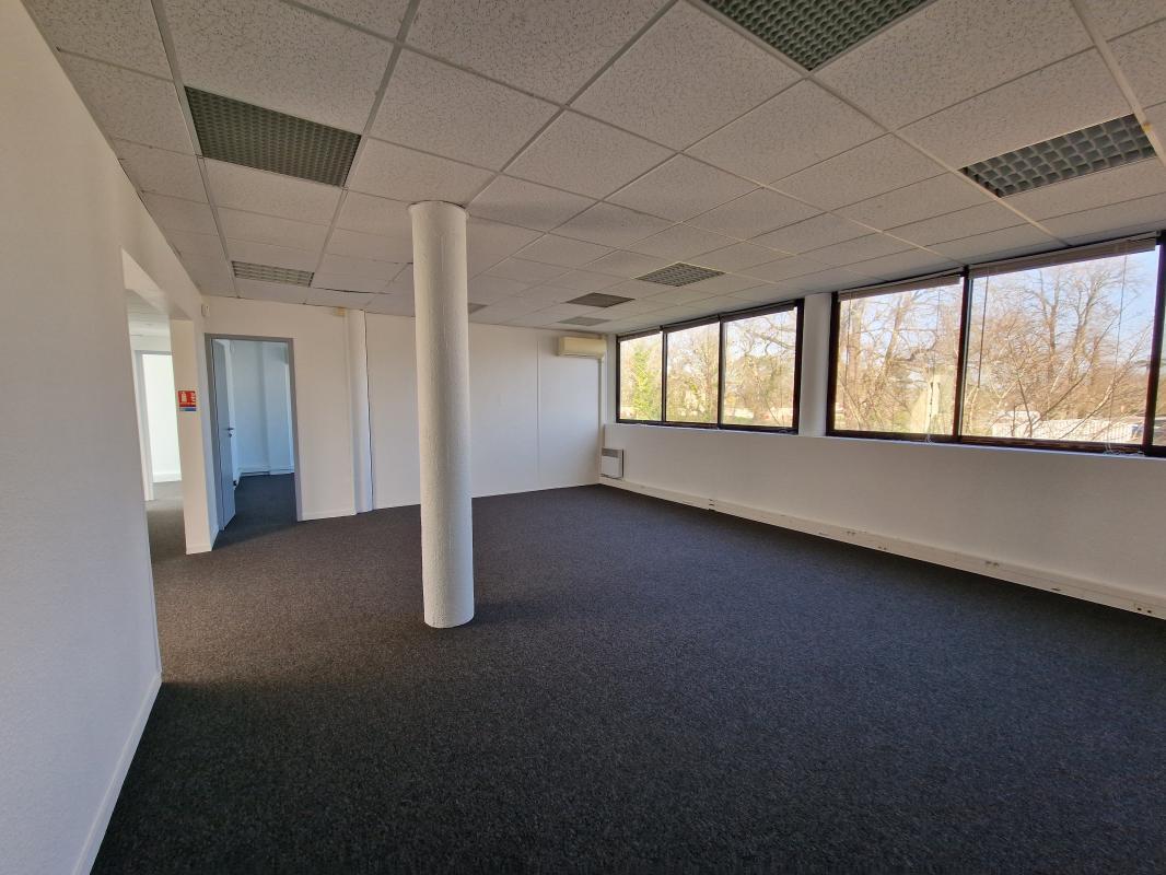 Office in Mérignac for lease Interior Photo- Image 1 of 9