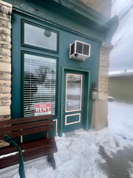 51 Bridge St, Amsterdam, NY à louer - Photo du bâtiment - Image 2 de 10