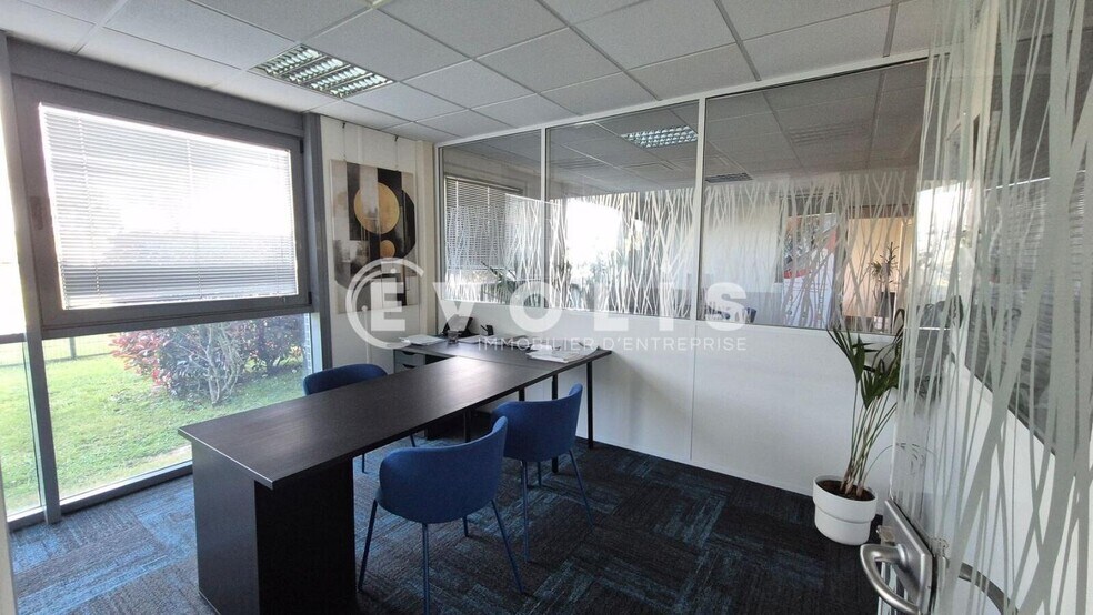 Office in Magny-le-Hongre for lease - Interior Photo - Image 2 of 11