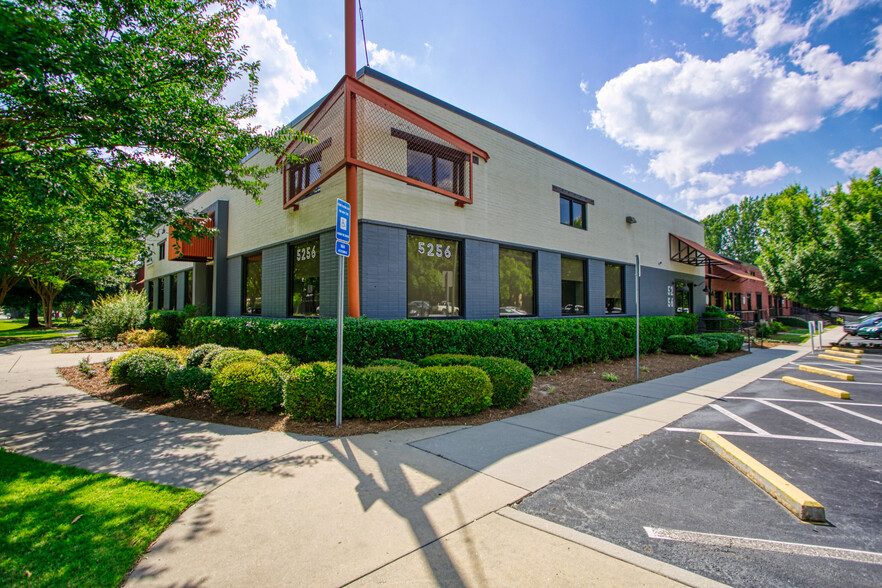 5256 Peachtree Rd, Atlanta, GA for lease - Building Photo - Image 1 of 18