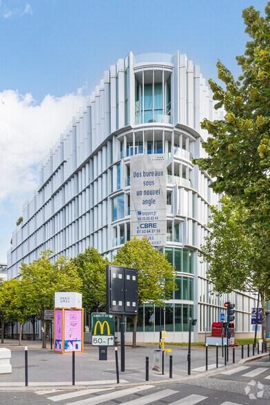 Bureau dans Saint-Denis à louer - Photo du bâtiment - Image 2 de 2