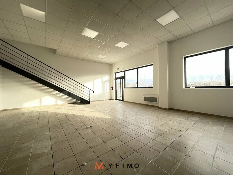 Flex in Flins-sur-Seine for lease - Interior Photo - Image 3 of 9