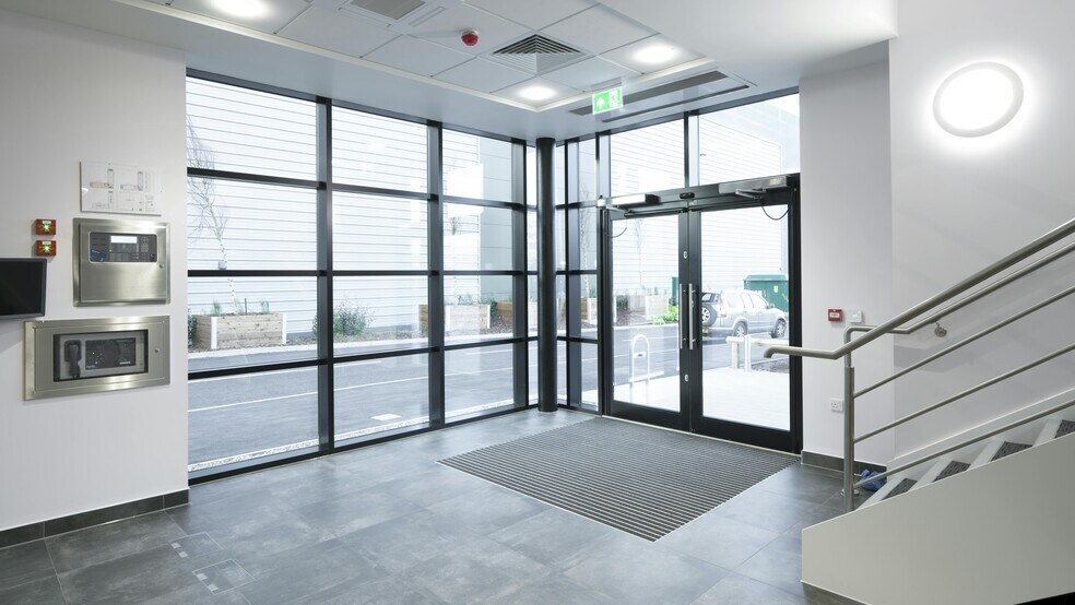 Jenkins Ln, Barking à louer - Photo du bâtiment - Image 3 de 15