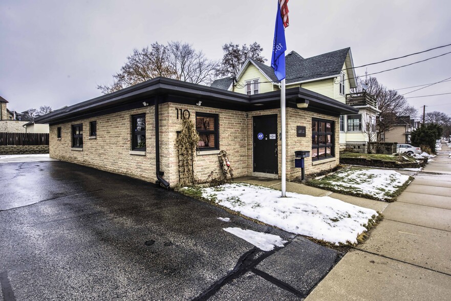 110 Arcadian Ave, Waukesha, WI à vendre - Photo du bâtiment - Image 2 de 8
