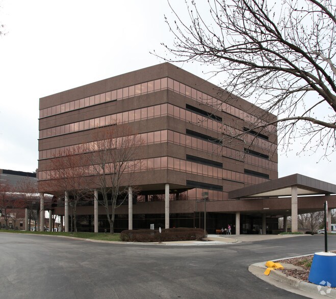 2750 Clay Edwards Dr, North Kansas City, MO à louer - Photo du bâtiment - Image 2 de 5