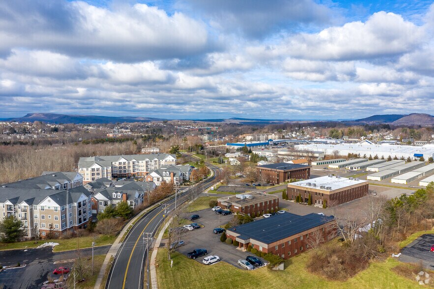 210 Pomeroy Ave, Meriden, CT à louer - Aérien - Image 3 de 17