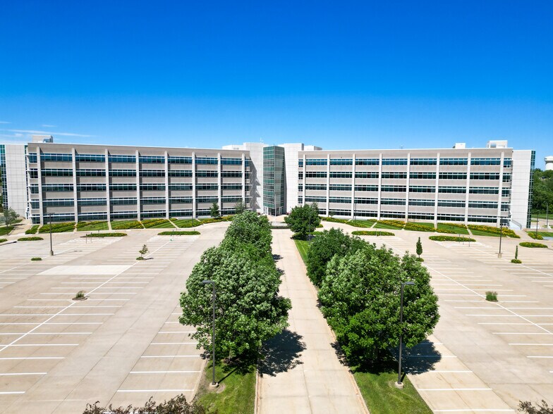 7001 Westown Pky, West Des Moines, IA à louer - Photo du bâtiment - Image 3 de 19