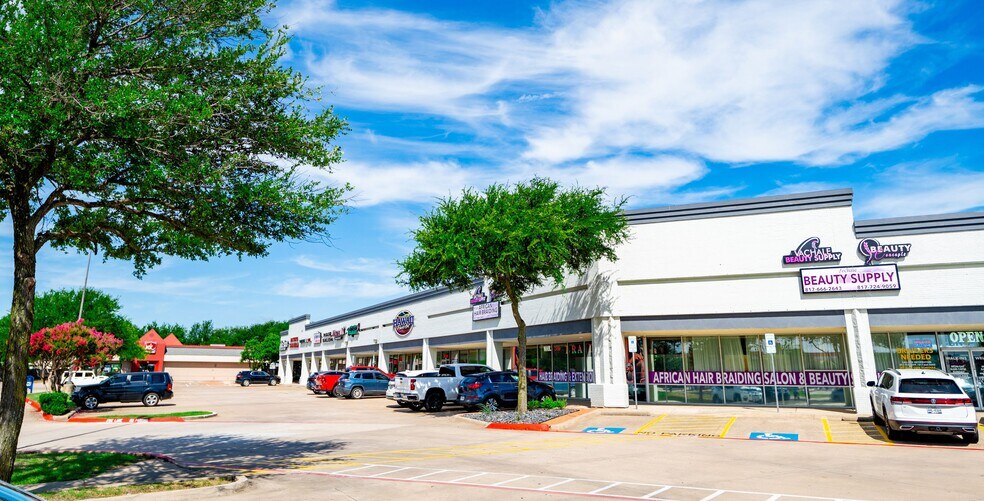 2425-2435 SE Green Oaks Blvd, Arlington, TX à louer - Photo du bâtiment - Image 3 de 4