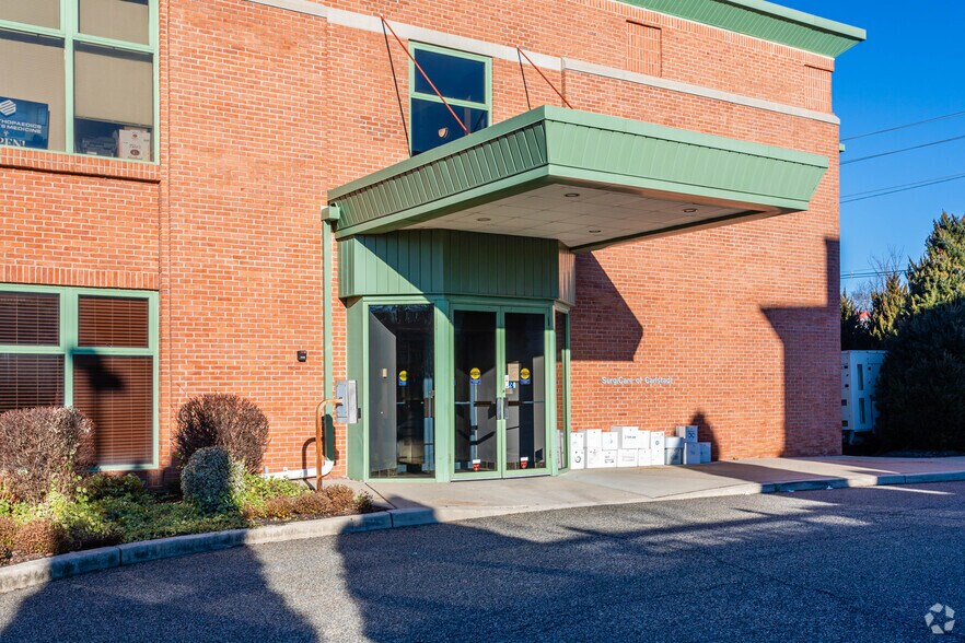 630 Broad St, Carlstadt, NJ à louer - Photo du bâtiment - Image 3 de 19