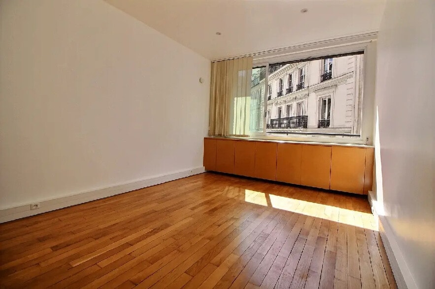 Office in Paris for lease - Interior Photo - Image 3 of 5