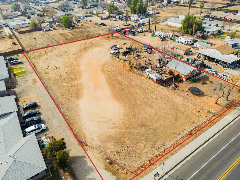 24921 Fir Ave, Moreno Valley, CA à vendre - Photo du bâtiment - Image 2 de 8