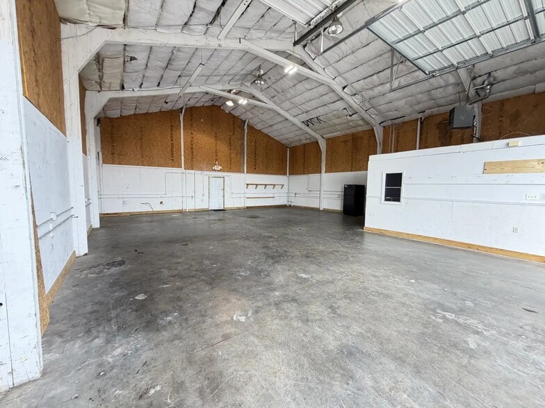 1427 Cedar St, Clarksville, IN for lease - Building Photo - Image 3 of 8