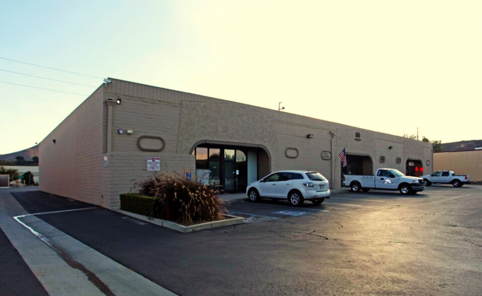 80 W Easy St, Simi Valley, CA à louer - Photo du bâtiment - Image 2 de 4