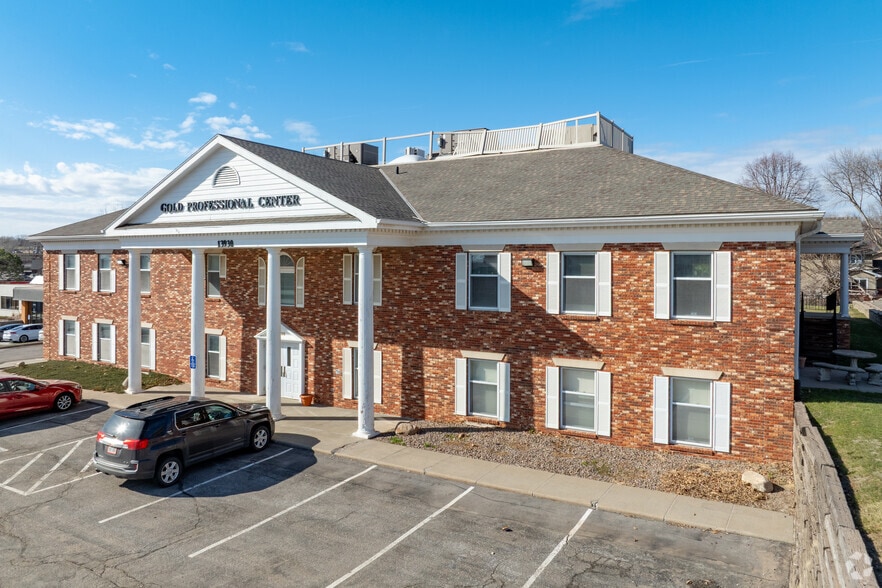 13930 Gold Cir, Omaha, NE for lease - Primary Photo - Image 1 of 7