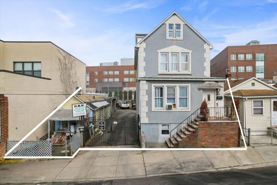 54-25/27 73rd Place, Maspeth, NY for sale - Primary Photo - Image 2 of 4