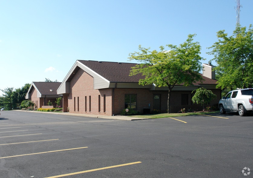 4790 Douglas Cir, Canton, OH for lease - Building Photo - Image 2 of 7