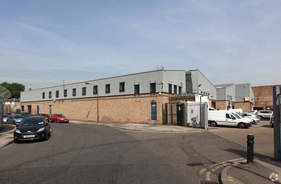 Verney Sandgate portefeuille de 3 propriétés à vendre sur LoopNet.ca - Photo du bâtiment - Image 1 de 2