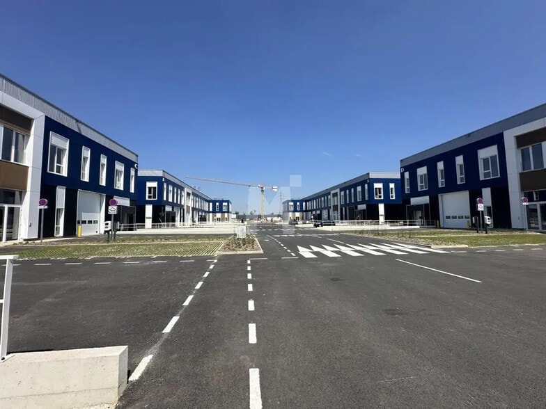 Office in Moissy-Cramayel for lease - Building Photo - Image 1 of 17