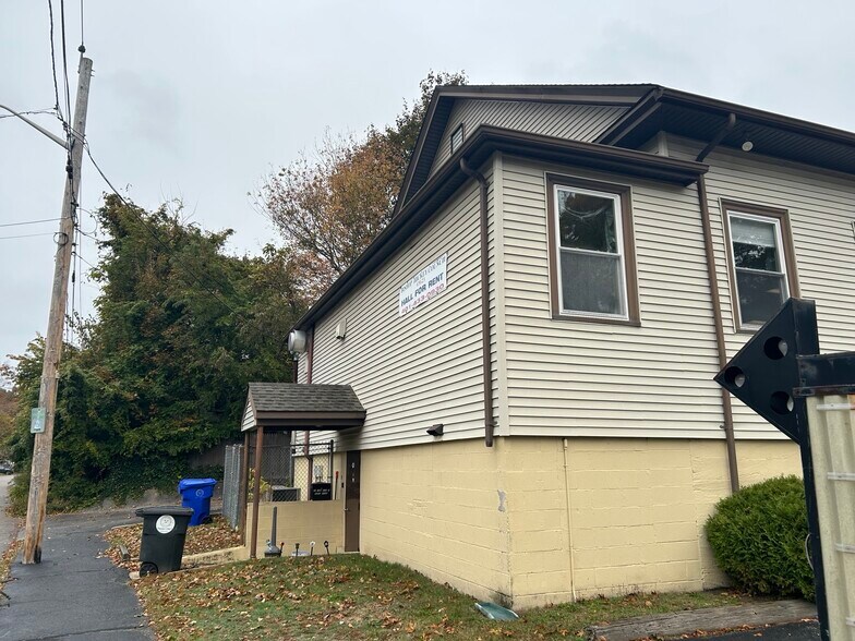 3 Viola Ave, Riverside, RI à vendre - Photo du bâtiment - Image 2 de 12