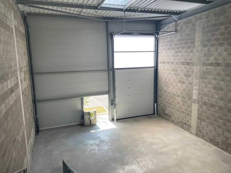 Local d'activités dans Saint-Genis-Laval à vendre - Photo du bâtiment - Image 1 de 24