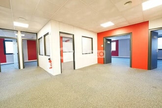 Office in Saint-Genis-Laval for sale Interior Photo- Image 1 of 7
