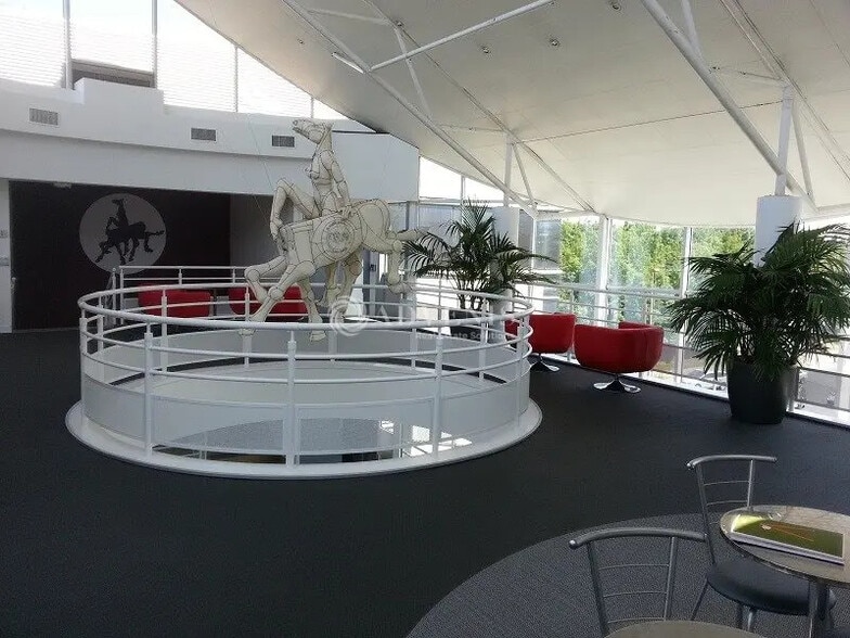 Office in Guyancourt for lease - Lobby - Image 2 of 5