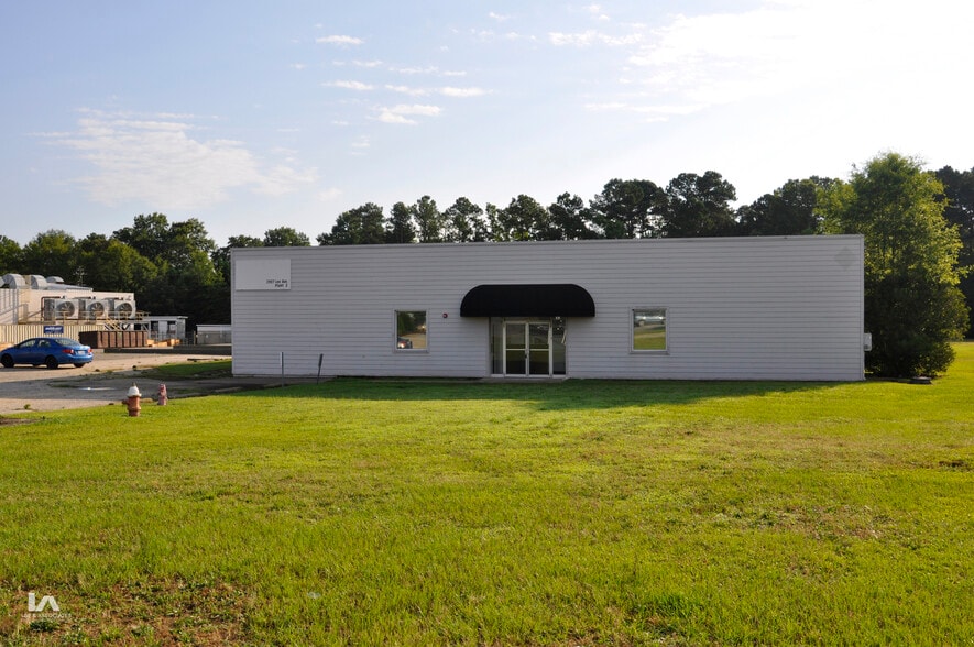 2907 Lee Ave, Sanford, NC à louer - Photo du bâtiment - Image 3 de 5