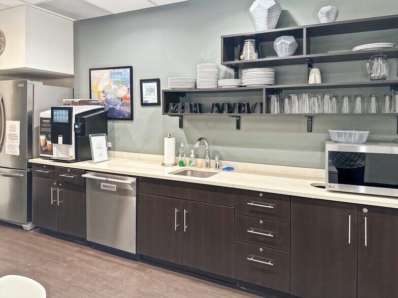 1235 Bay St, Toronto, ON à louer - Photo intérieure - Image 3 de 14