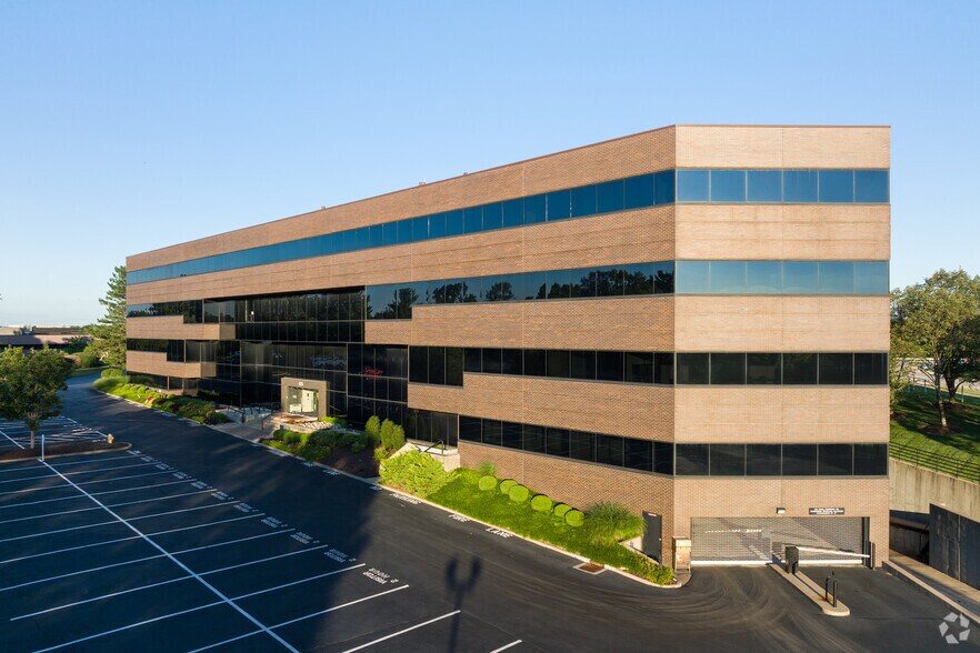 425 S Woods Mill Rd, Town And Country, MO à louer - Photo du bâtiment - Image 2 de 5