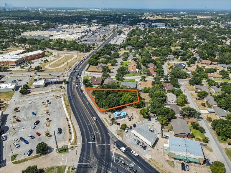 1122 E Villa Maria, Bryan, TX à vendre - Photo du bâtiment - Image 1 de 9