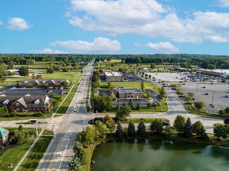 8000 Oak Point Rd, Amherst, OH à louer - Photo du bâtiment - Image 1 de 2