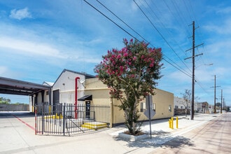 25545-25710 Springbrook Ave, Santa Clarita, CA à louer Photo du bâtiment- Image 1 de 3