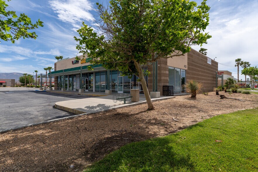 330 W Rancho Vista Blvd, Palmdale, CA à louer - Photo du bâtiment - Image 2 de 25