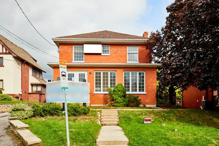 215 Simcoe St N, Oshawa, ON à vendre - Photo du bâtiment - Image 1 de 9