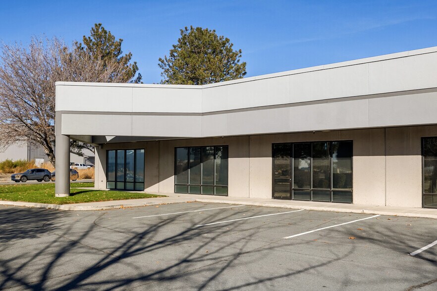 240 S Rock Blvd, Reno, NV à louer - Photo du bâtiment - Image 2 de 8