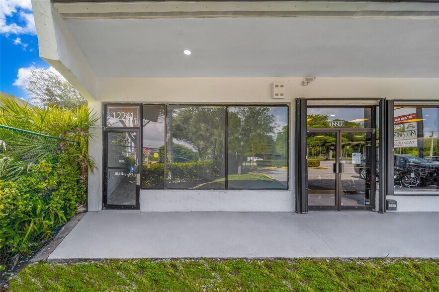 12241-12275 S Dixie Hwy, Miami, FL à louer - Photo du bâtiment - Image 1 de 13