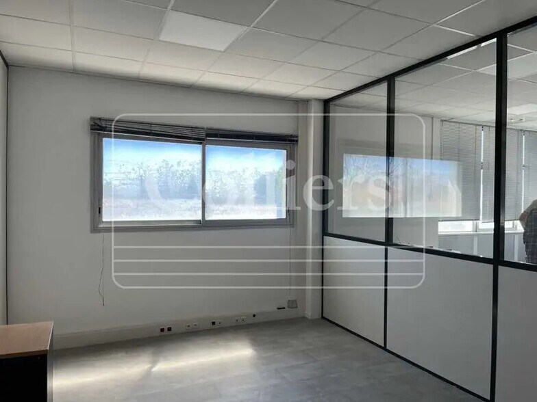 Office in Marseille for lease - Interior Photo - Image 2 of 9
