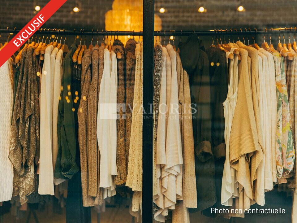 Retail in Lyon for lease Building Photo- Image 1 of 5