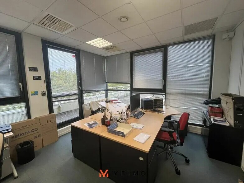 Bureau dans Guyancourt à louer - Photo du bâtiment - Image 2 de 7