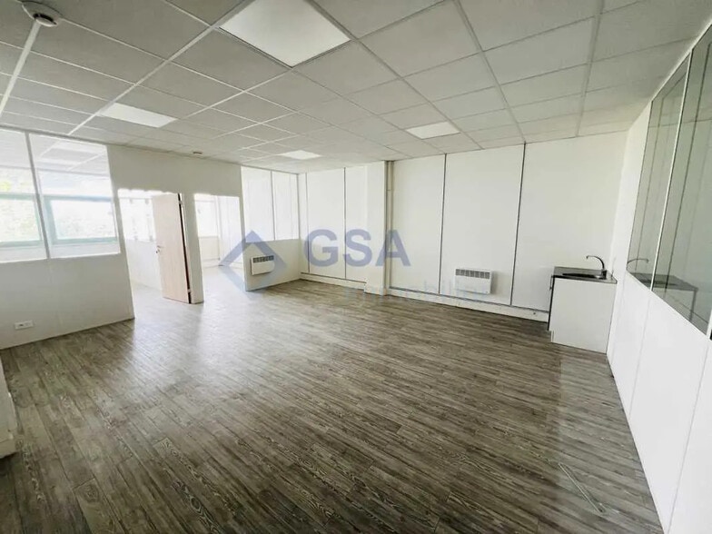 Office in Lisses for lease - Interior Photo - Image 1 of 4