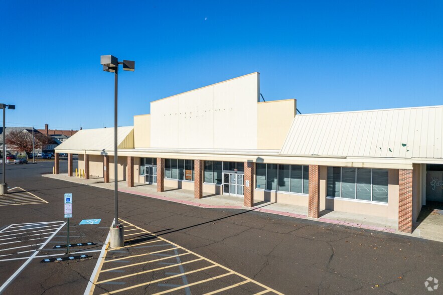 345-371 W Broad St, Quakertown, PA à louer - Photo du bâtiment - Image 2 de 8