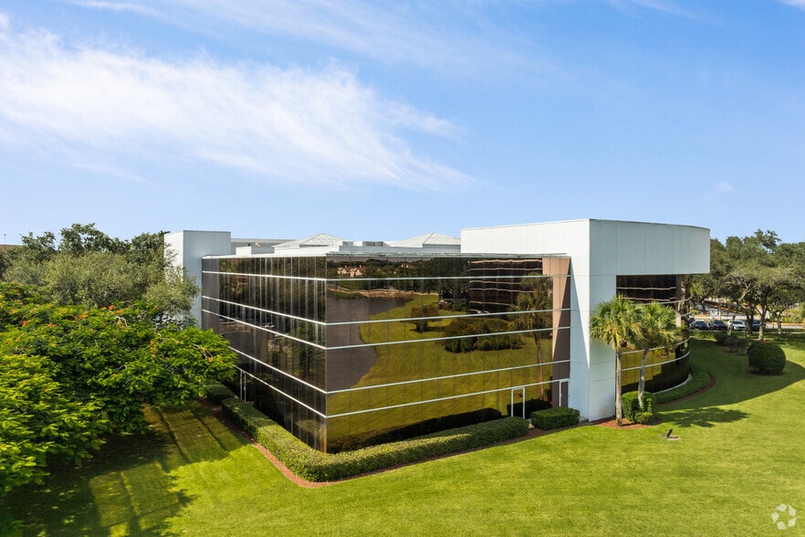 560 Village Blvd, West Palm Beach, FL à louer - Photo du bâtiment - Image 2 de 21