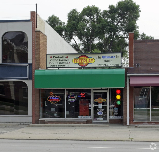 32060-32106 Woodward Avenue Royal Oak Mi portfolio of 3 properties for sale on LoopNet.ca - Primary Photo - Image 2 of 8