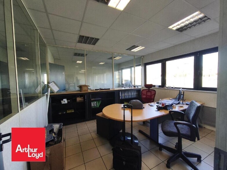 Flex in Gellainville for lease - Interior Photo - Image 3 of 4